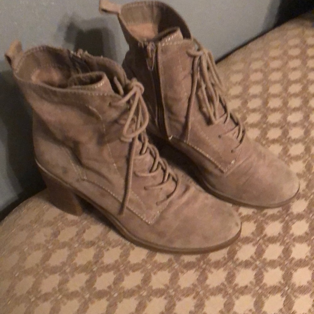 SOLD⭐️⭐️Suede ankle high boots 2 1/2 “ heels tan